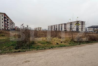 Teren Construcții intravilan de 2550 mp, în Tractorul