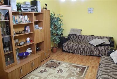 Apartament cu 3 camere decomandat în Peco