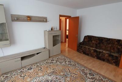 Apartament cu 3 camere semidecomandat, mobilat în Titan