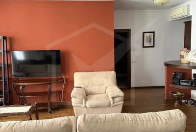 Apartament cu 3 camere semidecomandat, mobilat în Central