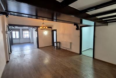 Apartament cu 4 camere semidecomandat în Romană