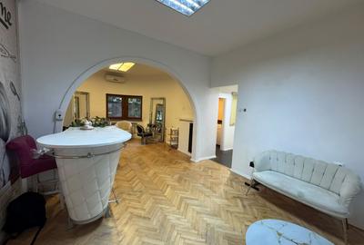 Apartament cu 3 camere semidecomandat în P-ța Victoriei