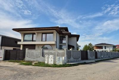 Casă individuală cu 11 camere în Mogoșoaia