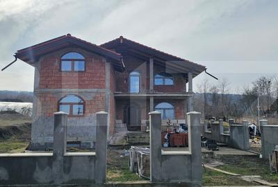 Casă individuală cu 5 camere în Almașu Mic