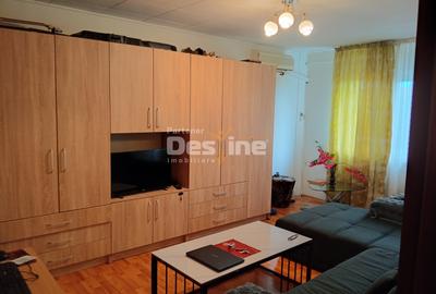 Apartament cu 3 camere decomandat, mobilat în Rovine