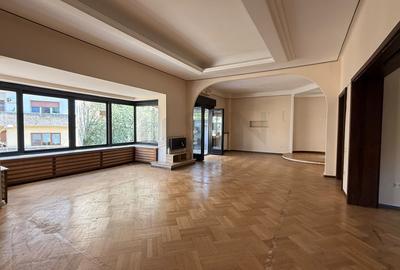 Apartament cu 5 camere decomandat în Victoriei