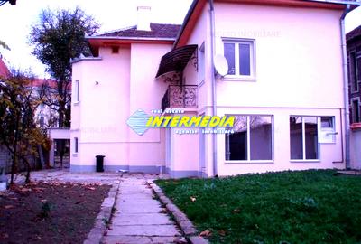 Casă individuală cu 4 camere în Central