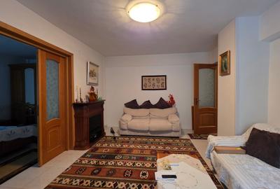 Apartament cu 3 camere semidecomandat în Calea Moroieni