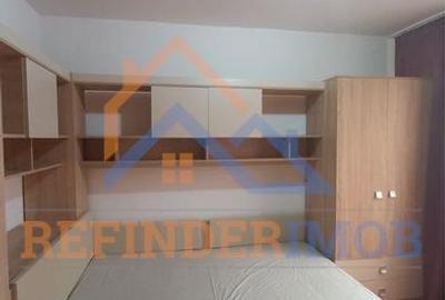 Apartament cu 3 camere semidecomandat în Berceni