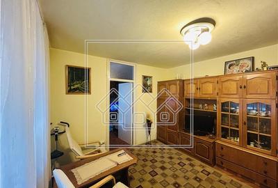 Apartament cu 3 camere semidecomandat în Cedonia