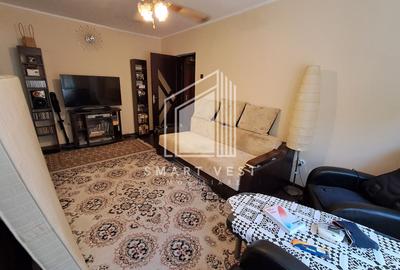 Apartament cu 3 camere semidecomandat, mobilat în Micro 16