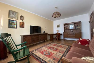 Apartament cu 3 camere decomandat în Drumul Taberei