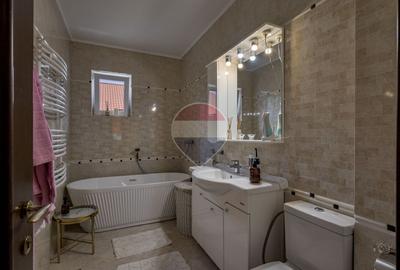 Vilă renovată P+1+M  | Foișor vitrat, grădină și jacuzzi - 25