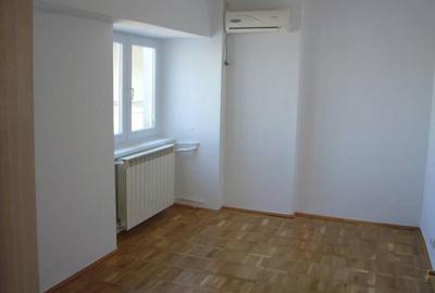 Apartament cu 4 camere decomandat în Decebal