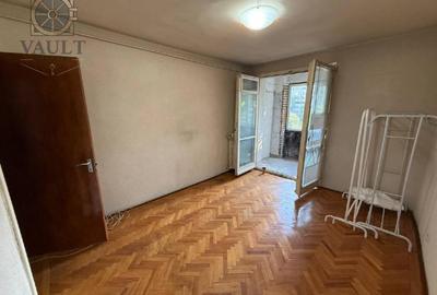 Apartament cu 4 camere semidecomandat în Costin Georgian