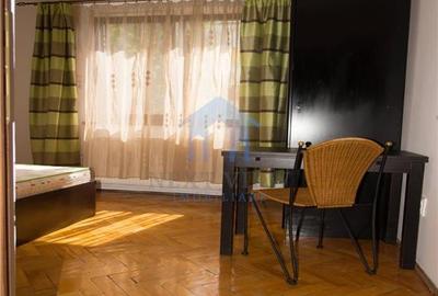 Apartament cu 3 camere decomandat în Plopilor