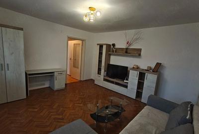 Apartament cu 3 camere semidecomandat, mobilat în Complex Studențesc
