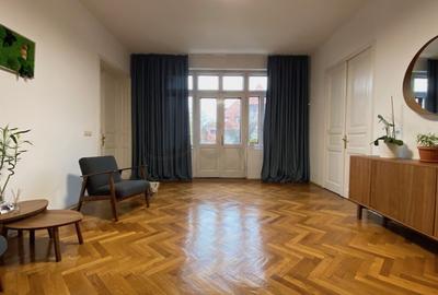 Apartament cu 7 camere semidecomandat în Capitale