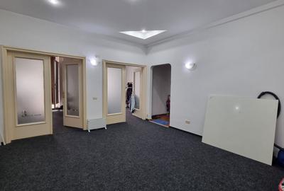 Apartament cu 3 camere decomandat în P-ța Victoriei