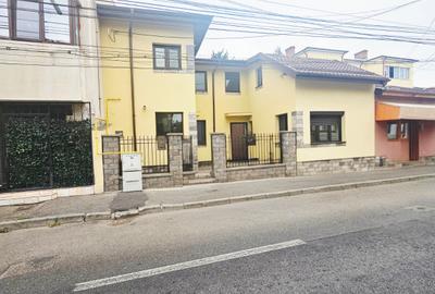 Casă individuală cu 6 camere în Central