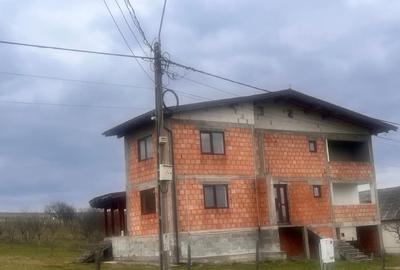 Casă individuală cu 5 camere în Central