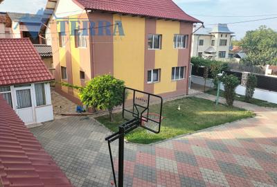 Casă individuală cu 7 camere în Poiana Lacului