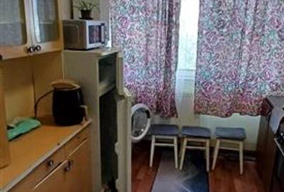 Apartament cu 3 camere decomandat, mobilat în Alexandru cel Bun