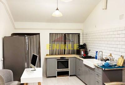 Apartament cu 3 camere semidecomandat în Central