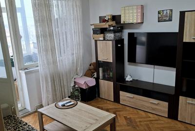 Apartament cu 2 camere semidecomandat în Craiovei
