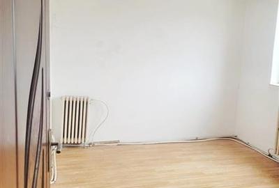 Apartament cu 3 camere semidecomandat în 9 Mai