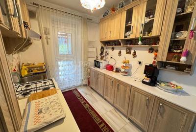 Apartament cu 3 camere nedecomandat, mobilat în Tudor Vladimirescu