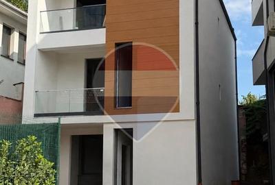 Casă individuală cu 5 camere în Central