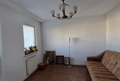 Apartament cu 3 camere semidecomandat în Astra