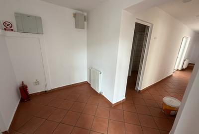 Cladire Birouri | Spatiu Comercial | Grivita | 13 camere | Parcari - 13