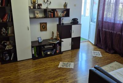 Apartament cu 3 camere semidecomandat în Drumul Taberei