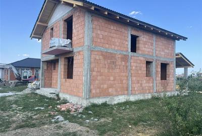 Casă individuală cu 4 camere în Cihei