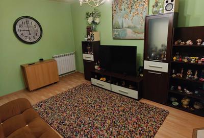 Apartament cu 3 camere decomandat, mobilat în Nicolina