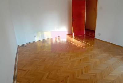 Vanzare apartament de 4 camere la Casa Poporului-stradal - 1