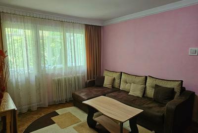 Apartament cu 3 camere semidecomandat, mobilat în Podu Roș