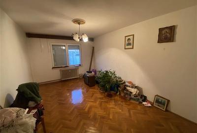 Apartament cu 3 camere decomandat în Tudor