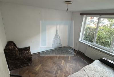 Apartament cu 3 camere semidecomandat în Tractorul