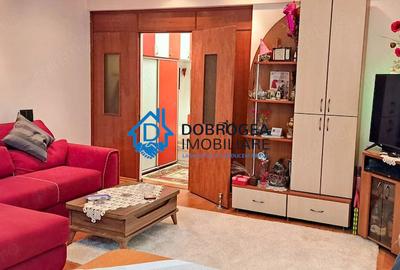 Apartament cu 2 camere decomandat, mobilat în Piața Veche