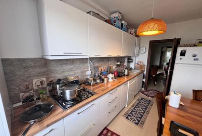 Apartament cu 3 camere decomandat în Dobroești