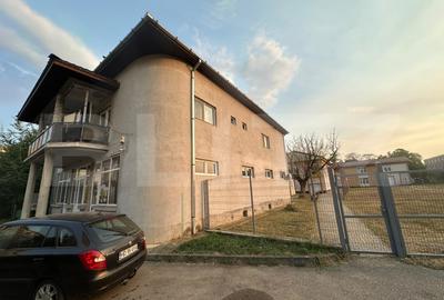 Casă individuală cu 8 camere în Călan