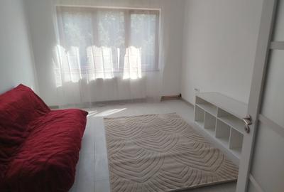Apartament cu 3 camere decomandat, mobilat în Tractorul