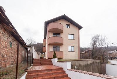 Casă individuală cu 8 camere în Izvorani