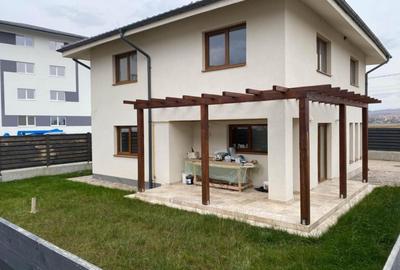 Casă individuală cu 5 camere în Apahida