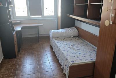 Apartament cu 4 camere decomandat în Casa de Cultură