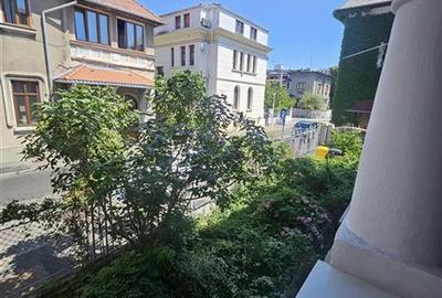 Casă individuală cu 10 camere în Cotroceni