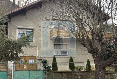 Casă individuală cu 6 camere în Centrul Istoric